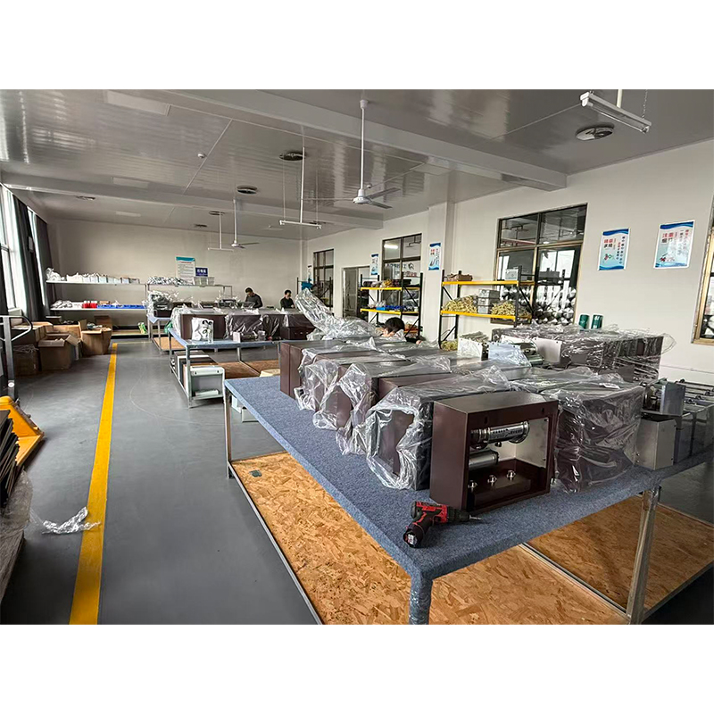 How can the removal efficiency of heavy metal ions be optimized through material matching in a multi-stage filter assembly for a water purifier?